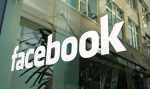 Facebook передает данные о пользователях властям