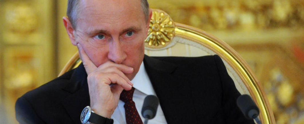 Путин подписал закон об удалении порочащей честь информации без решения суда